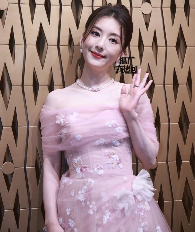 Vợ Quách Phú Thành được khen đẹp hơn Địch Lệ Nhiệt Ba-1