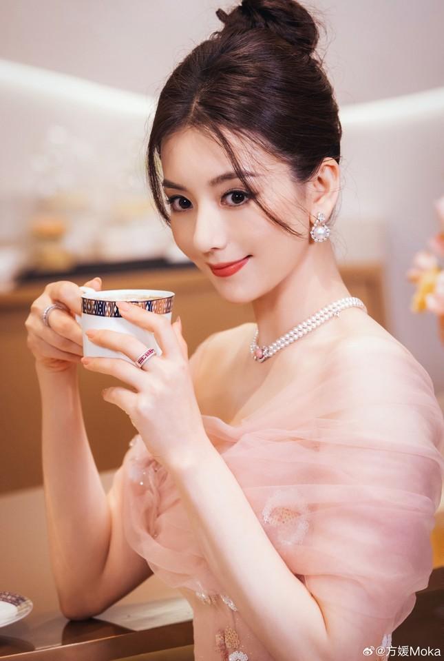 Vợ Quách Phú Thành được khen đẹp hơn Địch Lệ Nhiệt Ba-3