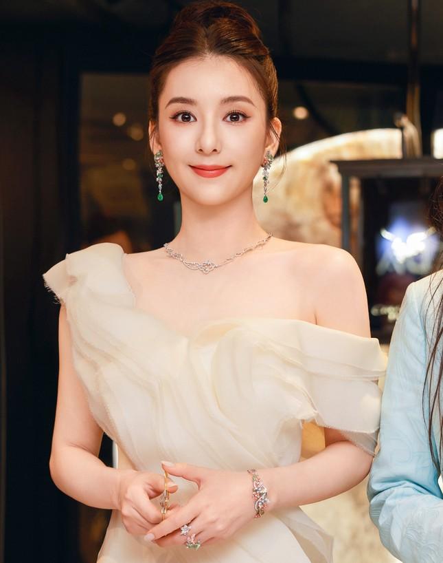 Vợ Quách Phú Thành được khen đẹp hơn Địch Lệ Nhiệt Ba-5