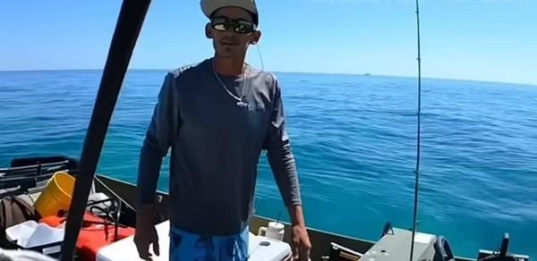 Bị người yêu hỏi mật khẩu điện thoại, chàng trai nhảy luôn xuống biển để né-1