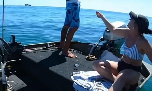 Bị người yêu hỏi mật khẩu điện thoại, chàng trai nhảy luôn xuống biển để né-2