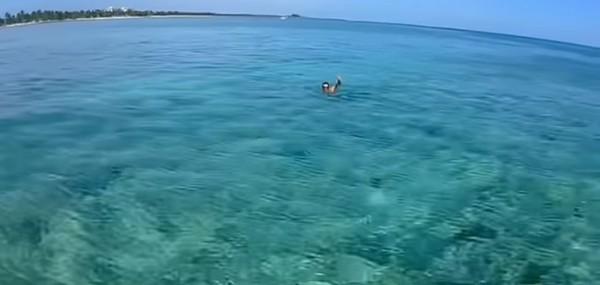 Bị người yêu hỏi mật khẩu điện thoại, chàng trai nhảy luôn xuống biển để né-3