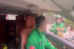 Clip tài xế taxi giúp anh xe ôm bị 'bom' hàng khiến dân mạng ấm lòng