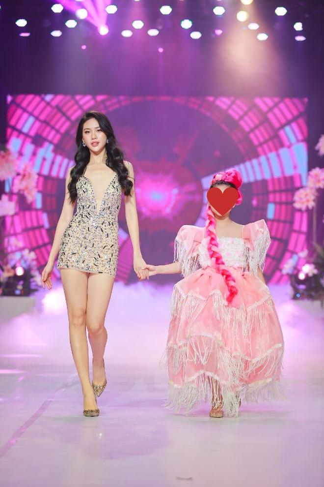 Phản ứng Hoa hậu Bùi Quỳnh Hoa trước nghi vấn bị Hoàng Thùy hất khỏi vị trí vedette-2