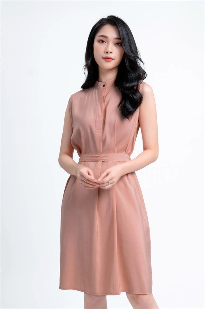 Cách mặc áo sát nách cho các cô nàng công sở ngày hè-2