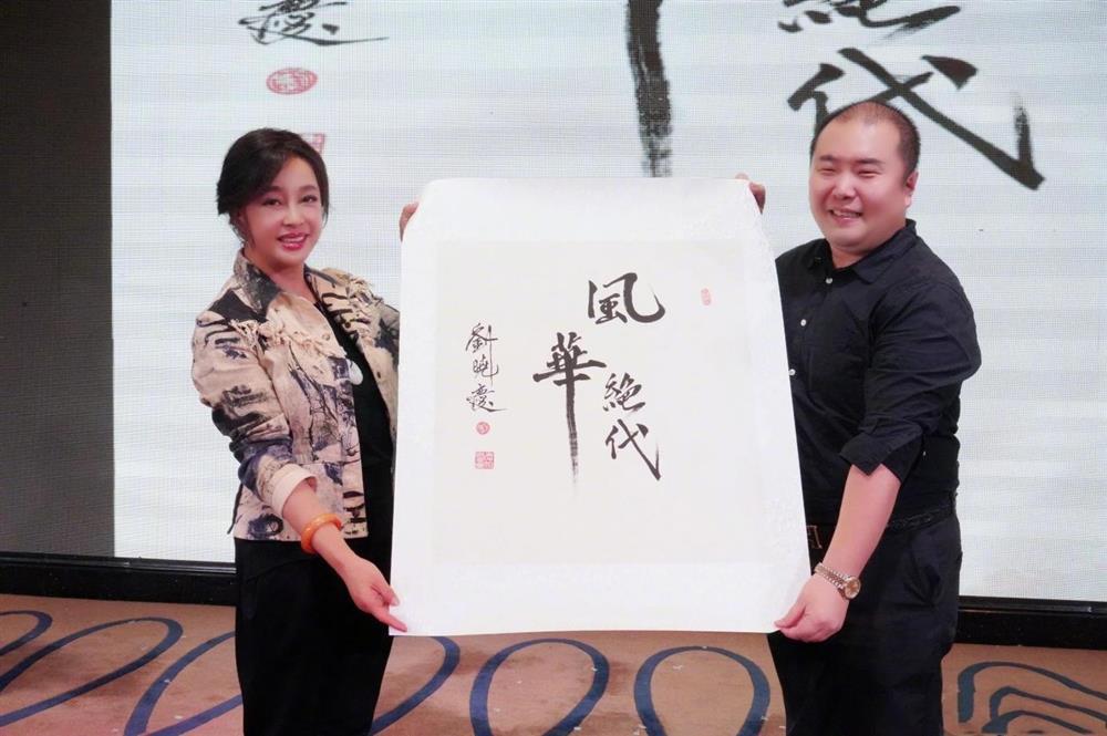 Nghệ sĩ lợi dụng fan-12