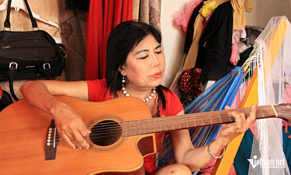 Xôn xao nữ thợ may 30 năm không ngủ, dân mạng tò mò đến xem thực hư-1