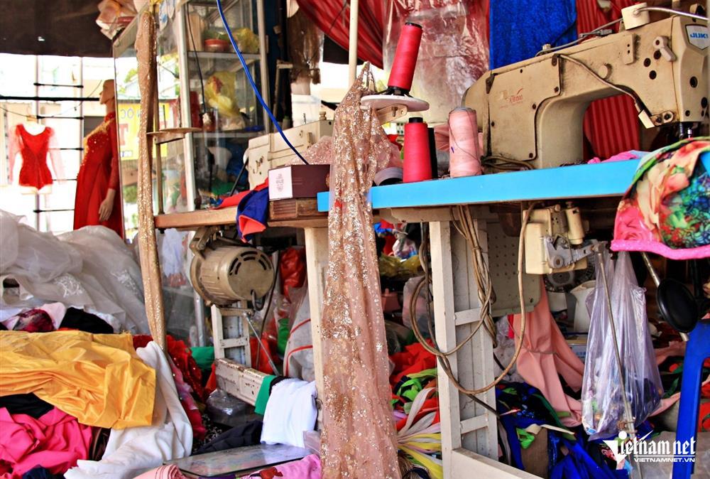 Xôn xao nữ thợ may 30 năm không ngủ, dân mạng tò mò đến xem thực hư-3