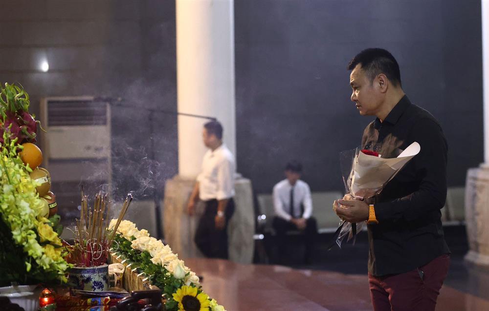 NSND Xuân Bắc, NSND Lan Hương rơi nước mắt tiễn biệt NSƯT Bùi Phương Nga-4