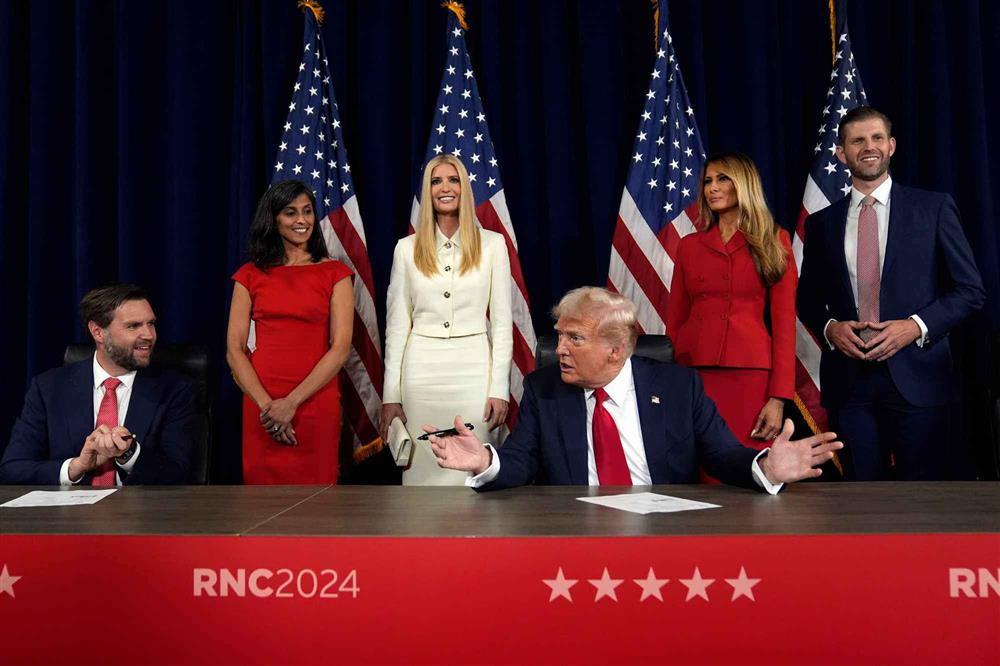 Vợ ông Trump tái xuất, đứng bên chồng trong thời khắc quan trọng-2