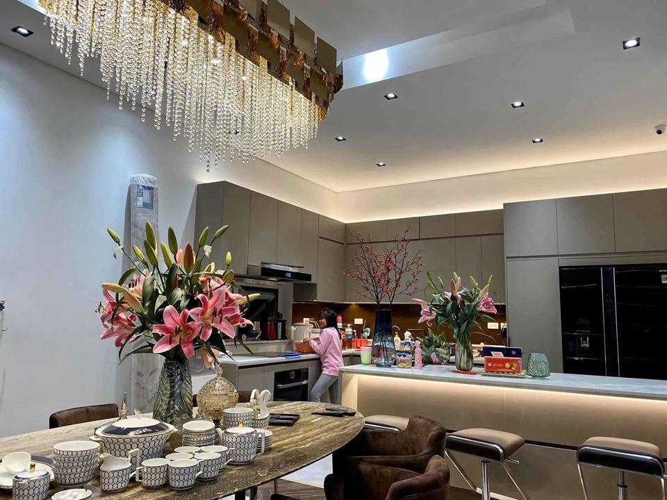 Cuộc sống viên mãn của Hằng Túi bên người chồng thứ 3 trong biệt thự sang trọng-10