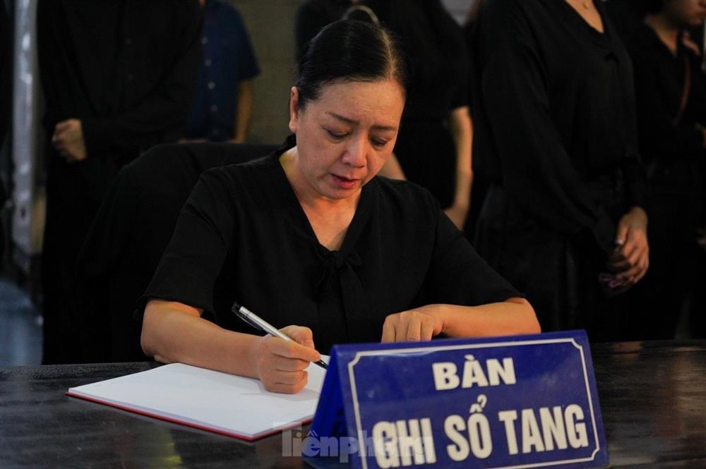 Lý do Nhà hát Kịch dùng hoa hồng tiễn đưa NSƯT Bùi Phương Nga-3