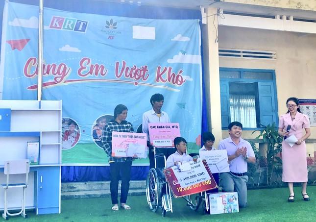 Cô bé 6 tuổi cõng bạn học liệt hai chân đến trường-4