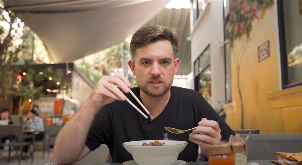 Đầu bếp Mỹ thưởng thức món phở Bắc giá 160.000 đồng, khen ‘ngon nhất TPHCM’-1