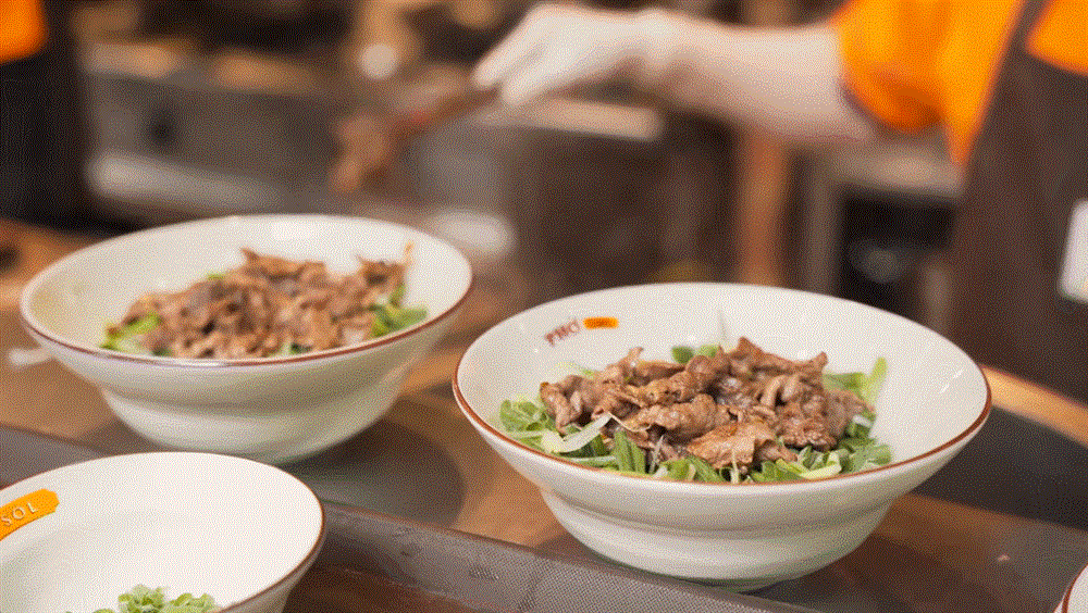 Đầu bếp Mỹ thưởng thức món phở Bắc giá 160.000 đồng, khen ‘ngon nhất TPHCM’-3