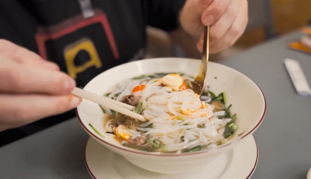 Đầu bếp Mỹ thưởng thức món phở Bắc giá 160.000 đồng, khen ‘ngon nhất TPHCM’-4