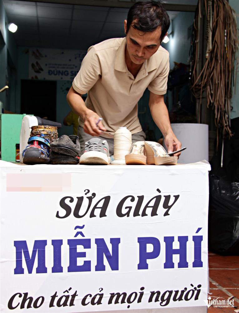 Nợ ân tình, anh thợ giày làm một việc không công cho mọi người suốt 8 năm