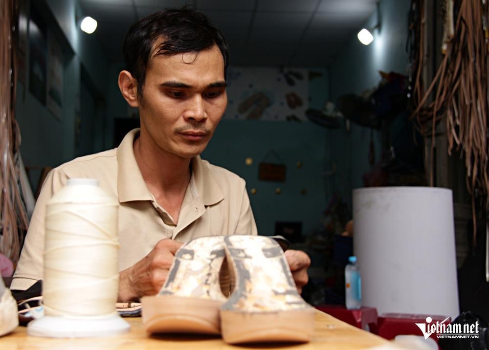 Nợ ân tình, anh thợ giày làm một việc không công cho mọi người suốt 8 năm-2