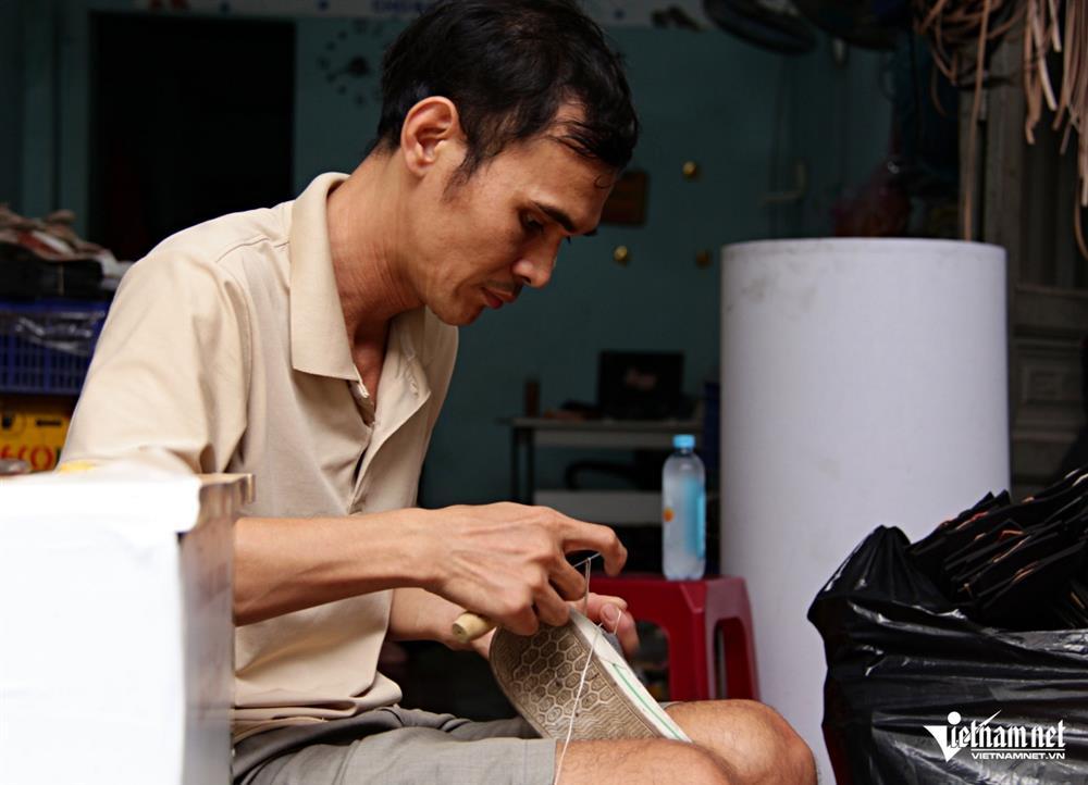 Nợ ân tình, anh thợ giày làm một việc không công cho mọi người suốt 8 năm