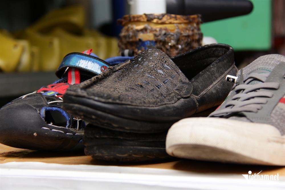 Nợ ân tình, anh thợ giày làm một việc không công cho mọi người suốt 8 năm-5