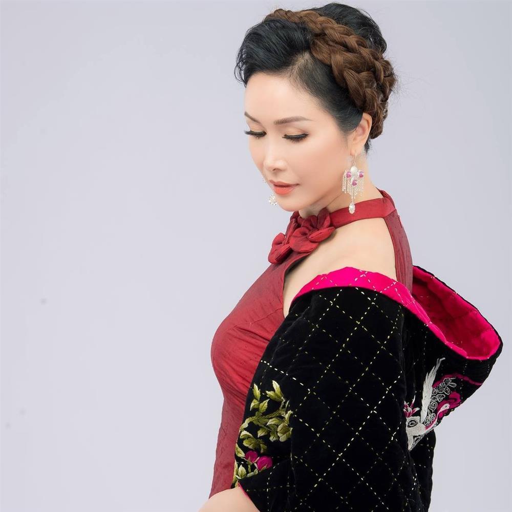 Hoa hậu Việt Nam đầu tiên tuổi 53 hạnh phúc bên chồng tiến sĩ và các con-5