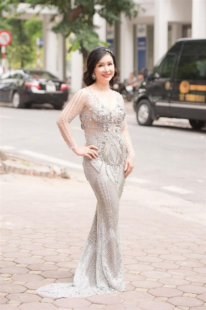 Hoa hậu Việt Nam đầu tiên tuổi 53 hạnh phúc bên chồng tiến sĩ và các con-6