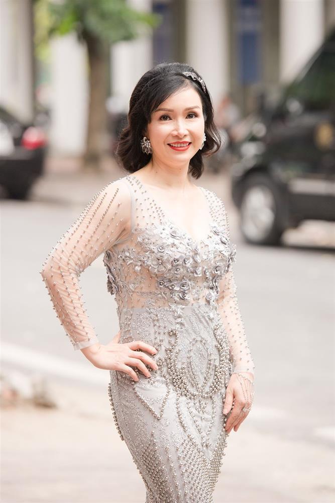 Hoa hậu Việt Nam đầu tiên tuổi 53 hạnh phúc bên chồng tiến sĩ và các con-7