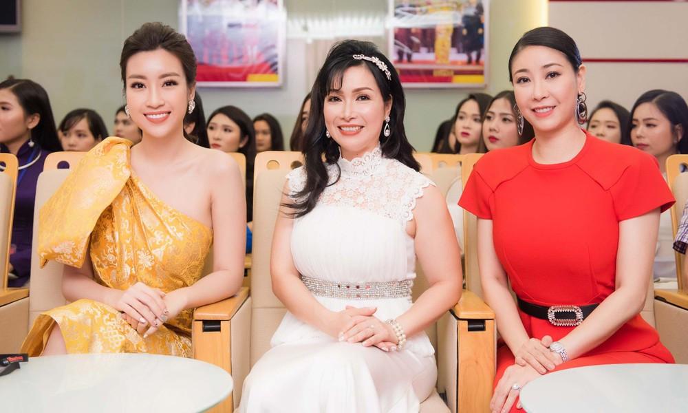 Hoa hậu Việt Nam đầu tiên tuổi 53 hạnh phúc bên chồng tiến sĩ và các con-10
