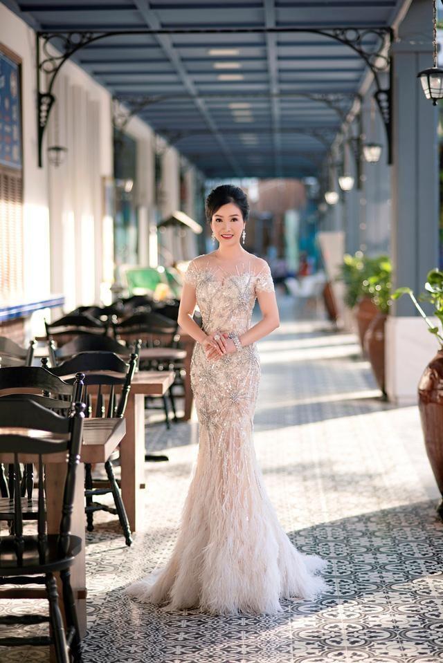 Hoa hậu Việt Nam đầu tiên tuổi 53 hạnh phúc bên chồng tiến sĩ và các con-11