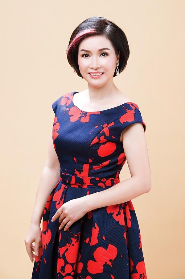 Hoa hậu Việt Nam đầu tiên tuổi 53 hạnh phúc bên chồng tiến sĩ và các con-12
