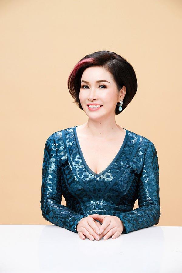 Hoa hậu Việt Nam đầu tiên tuổi 53 hạnh phúc bên chồng tiến sĩ và các con-13