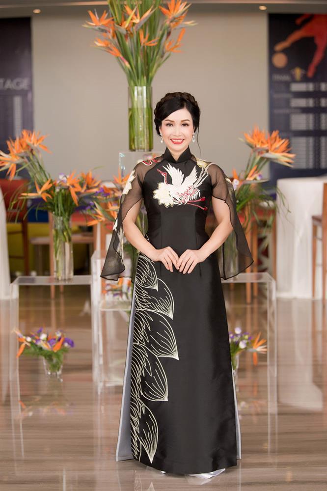 Hoa hậu Việt Nam đầu tiên tuổi 53 hạnh phúc bên chồng tiến sĩ và các con-14