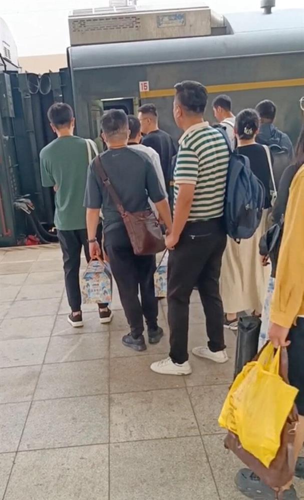 Người chồng vượt 320km mỗi ngày để đi làm chỉ vì tình yêu dành cho vợ-2