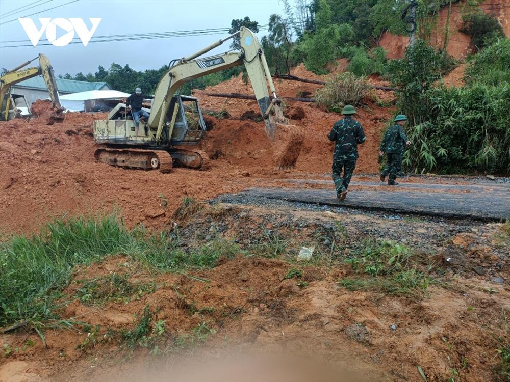 Sạt lở đất vùi lấp quán ăn khiến ít nhất 2 người thương vong-1