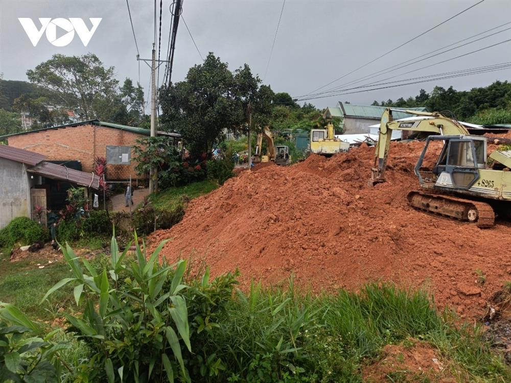 Sạt lở đất vùi lấp quán ăn khiến ít nhất 2 người thương vong