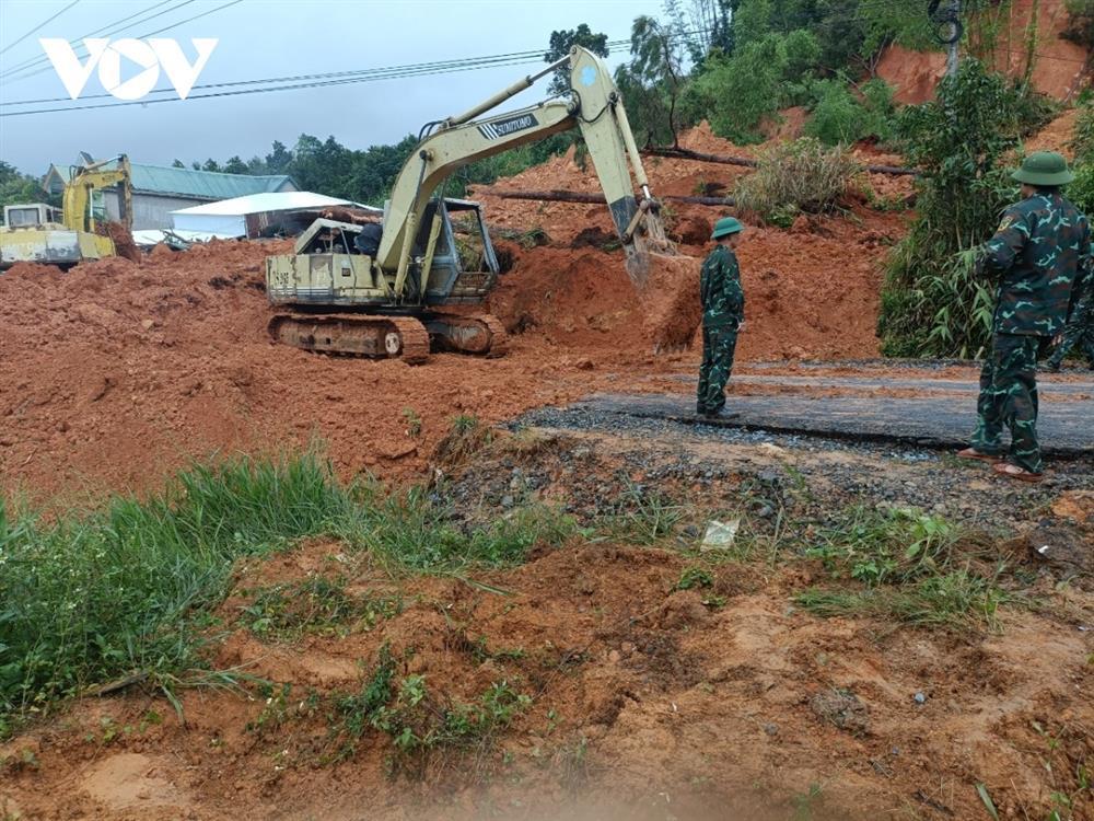 Sạt lở đất vùi lấp quán ăn khiến ít nhất 2 người thương vong-3