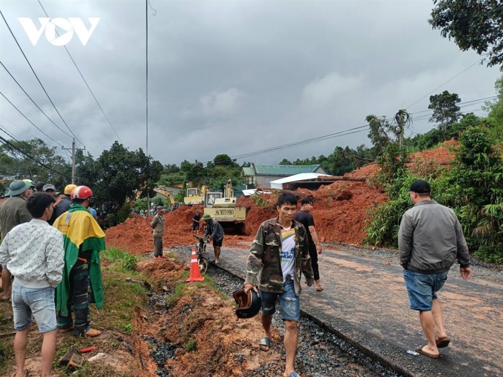 Sạt lở đất vùi lấp quán ăn khiến ít nhất 2 người thương vong-6