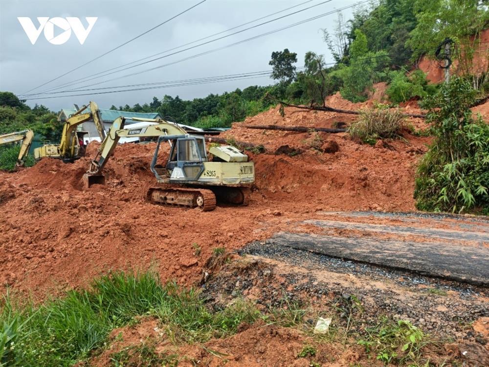 Sạt lở đất vùi lấp quán ăn khiến ít nhất 2 người thương vong