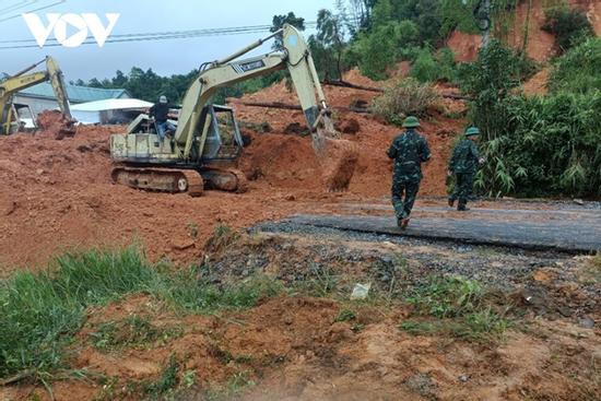 Sạt lở đất vùi lấp quán ăn khiến ít nhất 2 người thương vong