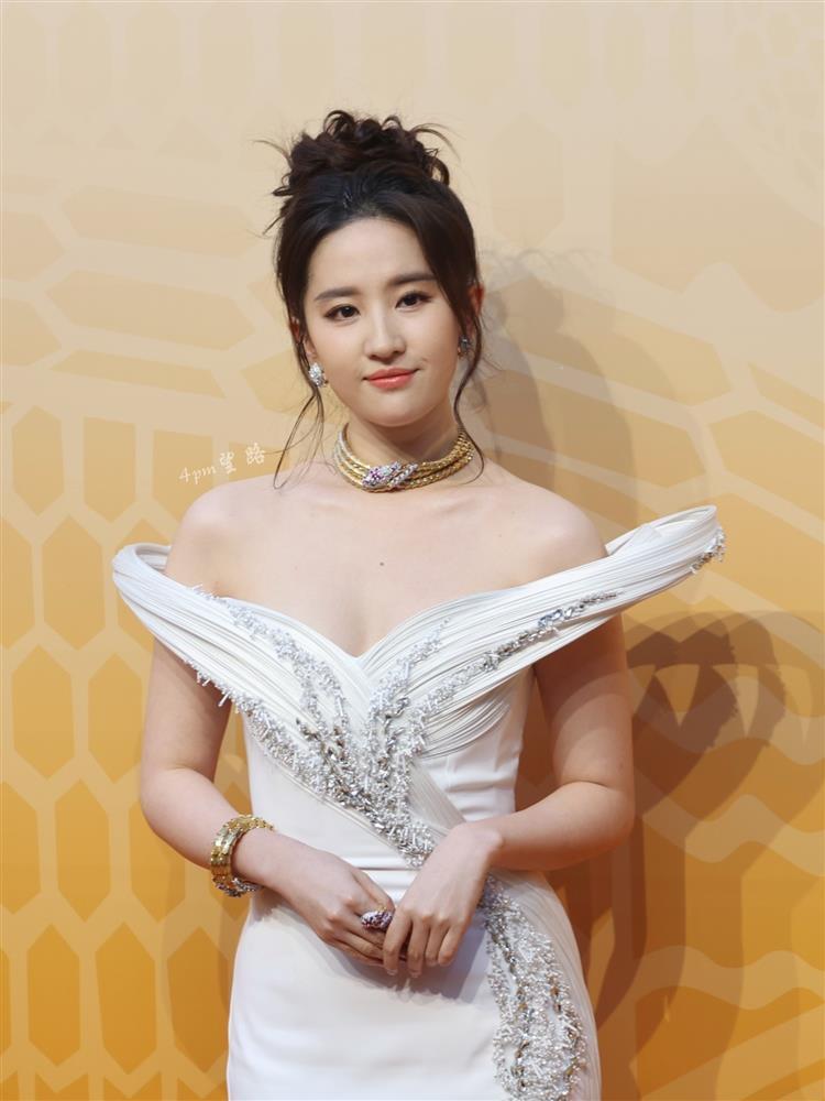 Lưu Diệc Phi gây bão với cơ lưng khỏe mạnh, trái với xu hướng vóc hạc của nhiều mỹ nhân-1