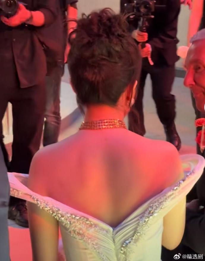 Lưu Diệc Phi gây bão với cơ lưng khỏe mạnh, trái với xu hướng vóc hạc của nhiều mỹ nhân-3