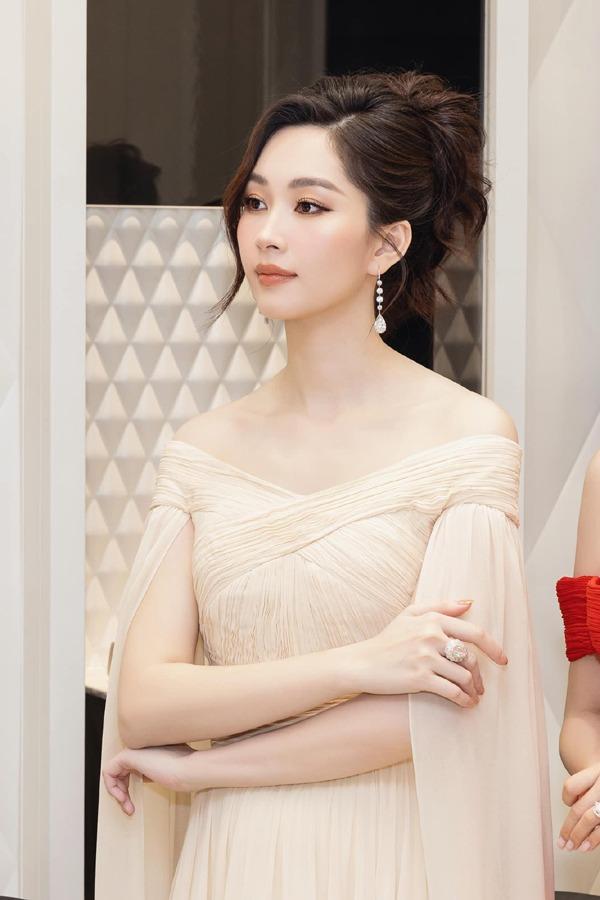12 năm đăng quang Hoa hậu Việt Nam, Đặng Thu Thảo vẫn giữ da trẻ đẹp nhờ cách chăm sóc da kỹ càng-3