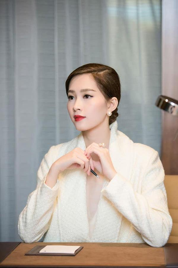 12 năm đăng quang Hoa hậu Việt Nam, Đặng Thu Thảo vẫn giữ da trẻ đẹp nhờ cách chăm sóc da kỹ càng-9