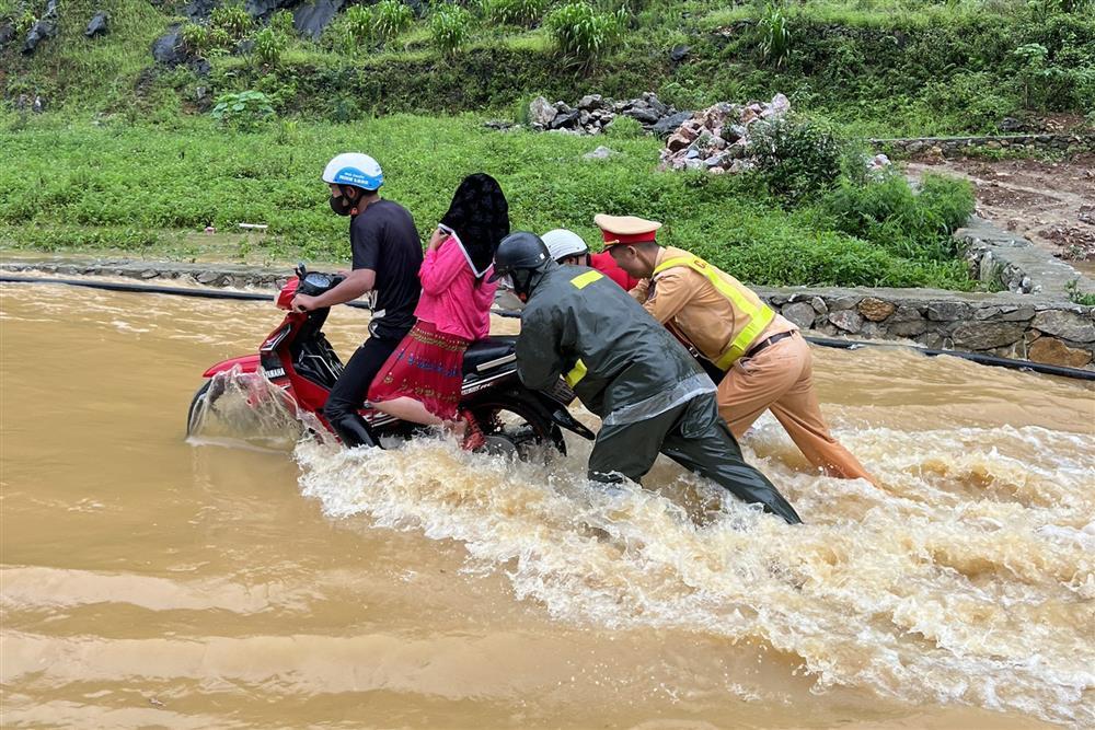 Tập trung ứng phó với mưa lớn, sạt lở đất do bão số 2 gây ra-2