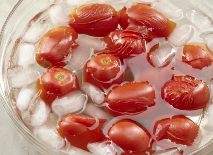 Cách lột vỏ quả cà chua nhanh chóng và không bị mất dinh dưỡng-3