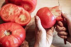 Cách lột vỏ quả cà chua nhanh chóng và không bị mất dinh dưỡng