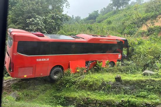 Ô tô chở 38 khách mất phanh lao ra khỏi quốc lộ