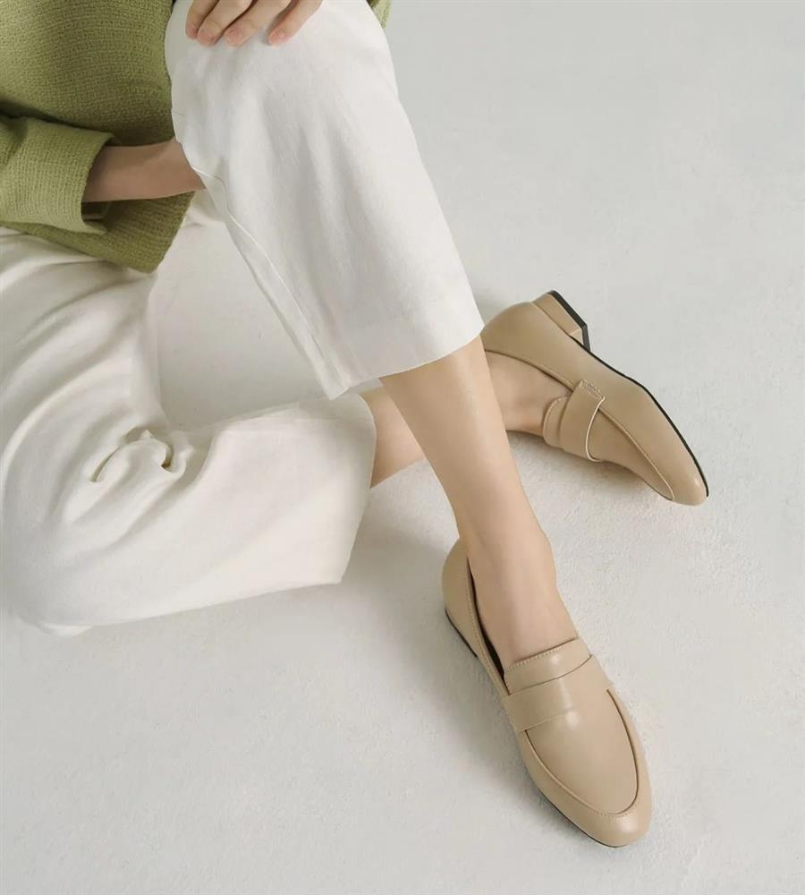 4 mẫu giày bệt phù hợp với phụ nữ trên 40 tuổi vì sự thanh lịch, dễ phối đồ-2
