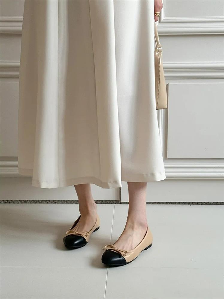 4 mẫu giày bệt phù hợp với phụ nữ trên 40 tuổi vì sự thanh lịch, dễ phối đồ-5