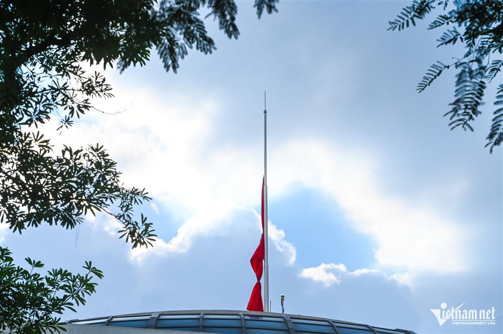 Nhiều nơi tại Hà Nội, TPHCM treo cờ rủ tưởng niệm Tổng Bí thư Nguyễn Phú Trọng-5